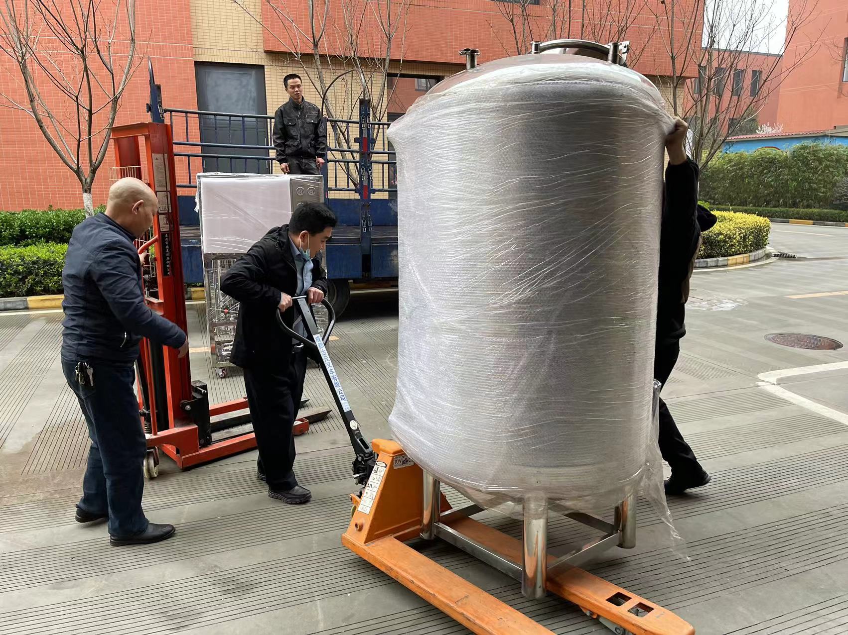 大型純水設備發(fā)貨現場